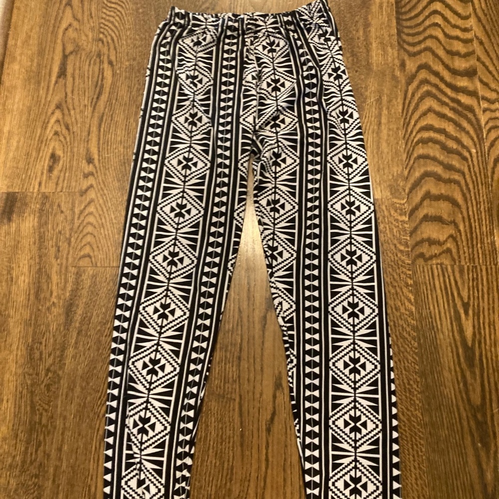 Black & White Geometric angled pattern Leggings Size Large